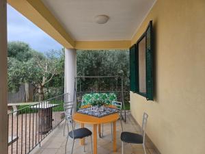 a porch with a table and chairs on a balcony at Villa Sara in Floridia