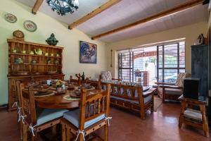 a dining room with a wooden table and chairs at Quinta Rustica "La Aguacana" in Cuautla Morelos