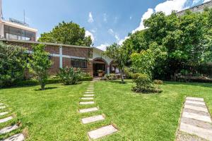 a garden with stepping stones in front of a building at Quinta Rustica "La Aguacana" in Cuautla Morelos