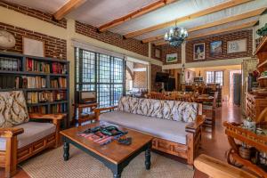 a living room with a couch and a table at Quinta Rustica "La Aguacana" in Cuautla Morelos