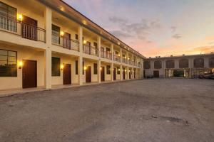 an empty courtyard of a large building at dusk at Hotel Wilson Santa Cruz in Santa Cruz