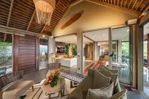 a living room with a couch and chairs at Villa Manatea in Teavaro