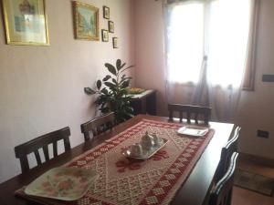 uma mesa de jantar com uma toalha de mesa vermelha e branca em B&B Gli Archi em Sìnnai