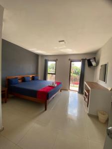 ein Schlafzimmer mit einem Bett mit blauer Bettdecke in der Unterkunft Hotel MCH in Veracruz