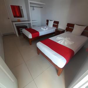 ein Schlafzimmer mit zwei Betten und einem Kamin in der Unterkunft Hotel MCH in Veracruz + 2 Fotos