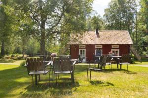 a group of chairs sitting in front of a house at Skagagården-peaceful stay near Tiveden National Park in Undenäs