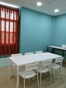 a conference room with a white table and chairs at Cádiz bahía in Cádiz