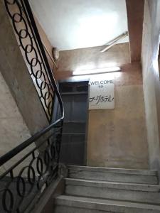 eine Treppe mit einem Schild an der Wand in der Unterkunft man -soor in Amman