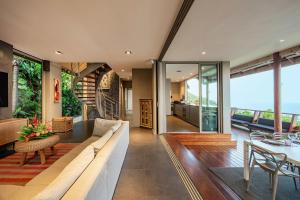 a living room with a couch and a table at Villa Manatea in Teavaro