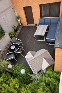 an overhead view of a patio with a table and chairs at Wohnung mit Charme, Netflix in Rheinstetten