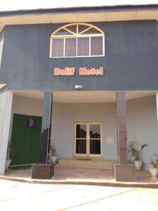 ein Gebäude mit einem Schild, auf dem „Bath Hotel“ steht in der Unterkunft Bolif Hotel in Abeokuta