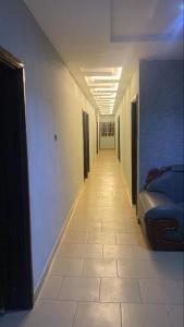ein Flur in einem Krankenhaus mit einer Couch in einem Zimmer in der Unterkunft Bolif Hotel in Abeokuta + 2 Fotos
