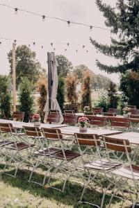 a group of tables and chairs with an umbrella at Hotel & Restaurant Friedrichshöhe in Braunschweig