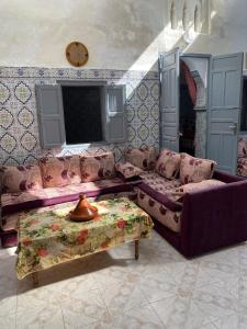 a living room with a couch and a table at Cosy Riad Cœur Medina in Rabat