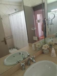 a bathroom with a sink and a toilet and a mirror at En lo de dan V in Buenos Aires