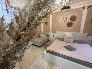 a bedroom with a bed and a couch at City Honor Extravagance in Linz