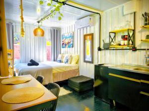 a bedroom with a bed and a table and a sink at Refúgio Aconchegante in São Sebastião