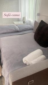 a bed with two pillows on it in a room at Anitápolis central -apartamento com jardim in Annitapolis