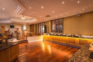 The Stormont Hotel في بلفاست: غرفة كبيرة مع بار مع مطعم