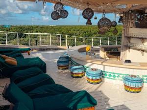 una cubierta con sillas y una piscina en un crucero en Siente Tulum Hotel & Cenote Club, en Tulum