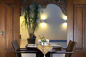 Restoran ili drugo mesto za obedovanje u objektu Emersia Malioboro Hotel
