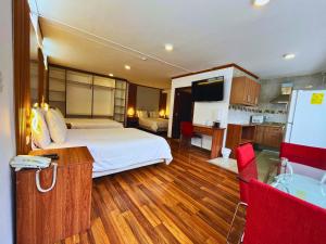 a hotel room with a bed and a kitchen at Casa Hidalgo Ecuador in Cumbayá