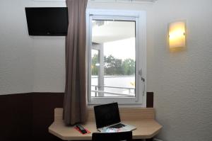 TV a/nebo společenská místnost v ubytování B Hotel Caen Mondeville