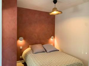 a bedroom with a bed with two pillows on it at Studio Moderne Cozy in Ribaute-les-Tavernes