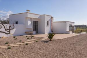 a white house in the middle of a yard at Suite & Spa Carignano Grande in Nardò