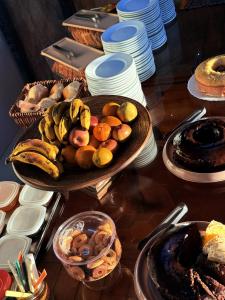 ein Tisch mit einem Teller Obst und anderen Lebensmitteln in der Unterkunft Hotel Niro in Montenegro