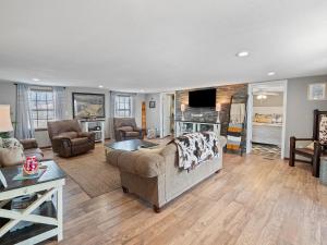 ein Wohnzimmer mit Sofa und Fernseher in der Unterkunft Atkins Point - Private Lot - Easy Access To Water! in Arley