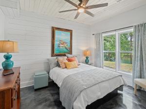 a bedroom with a bed and a ceiling fan at L & L Lodge - Six Bedrooms! Popular House And Location! in Double Springs