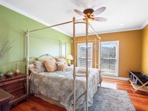 Llit o llits en una habitació de Generations Cove - Welcome To Your Perfect Lakefront Getaway!