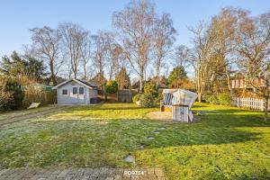 a yard with a house and a fence at Ferienhaus Ankerplatz St Peter-Ording in Böhl