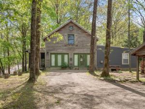 a house with trees in front of it at Wonderland Cabin - Quiet, Family-Friendly Stay - Near The Barn in Bremen