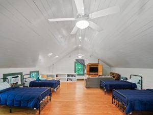 a room with four beds and a ceiling fan at Wonderland Cabin - Quiet, Family-Friendly Stay - Near The Barn in Bremen