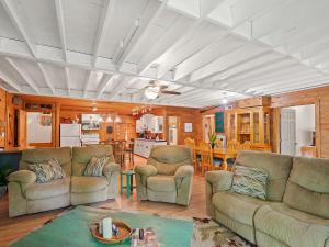 a living room with two couches and a kitchen at Wonderland Cabin - Quiet, Family-Friendly Stay - Near The Barn in Bremen