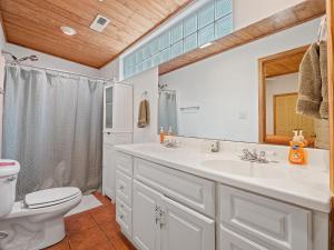 a bathroom with a white sink and a toilet at Wonderland Cabin - Quiet, Family-Friendly Stay - Near The Barn in Bremen +21 photos