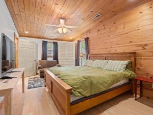a bedroom with a bed and a wooden ceiling at Wonderland Cabin - Quiet, Family-Friendly Stay - Near The Barn in Bremen