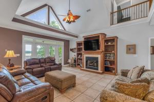 ein Wohnzimmer mit zwei Sofas und einem Kamin in der Unterkunft Great Views - With Beach Area! Gorgeous Views Of The Lake in Double Springs