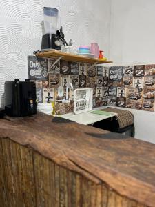a kitchen counter with a sink and a shelf at Casa Recanto- Vila Uryah in Caraíva