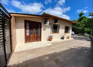 a small house with a door and a driveway at Casa do Aconchego - Quitinete I in Governador Celso Ramos