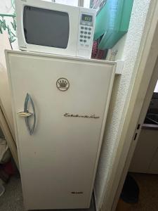 a microwave oven sitting on top of a refrigerator at Monoambiente a 100 m del mar in Necochea