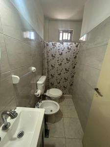 a small bathroom with a toilet and a sink at Monoambiente a 100 m del mar in Necochea
