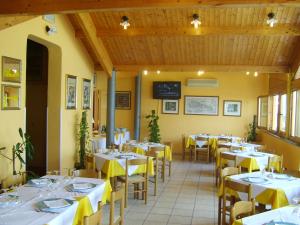 Reštaurácia alebo iné gastronomické zariadenie v ubytovaní Albergo Primavera
