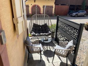 a patio with two chairs and a table and a couch at Studio 3 étoiles avec grand JACUZZI PRIVÉ in Horbourg
