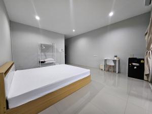 a large white bedroom with a large bed in it at Safary Tour in Ban Ta Kun