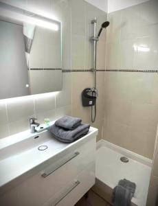 a bathroom with a sink and a shower with a mirror at CARANCO - Port et Plage à Pied, AC, WiFi, Parking Inclus in Cassis +12 photos