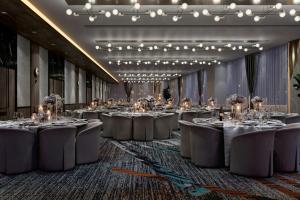 a row of tables in a banquet hall at Le Méridien Toronto Pinnacle Hotel in Toronto