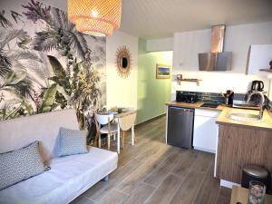 a living room with a couch and a kitchen at CARANCO - Port et Plage à Pied, AC, WiFi, Parking Inclus in Cassis